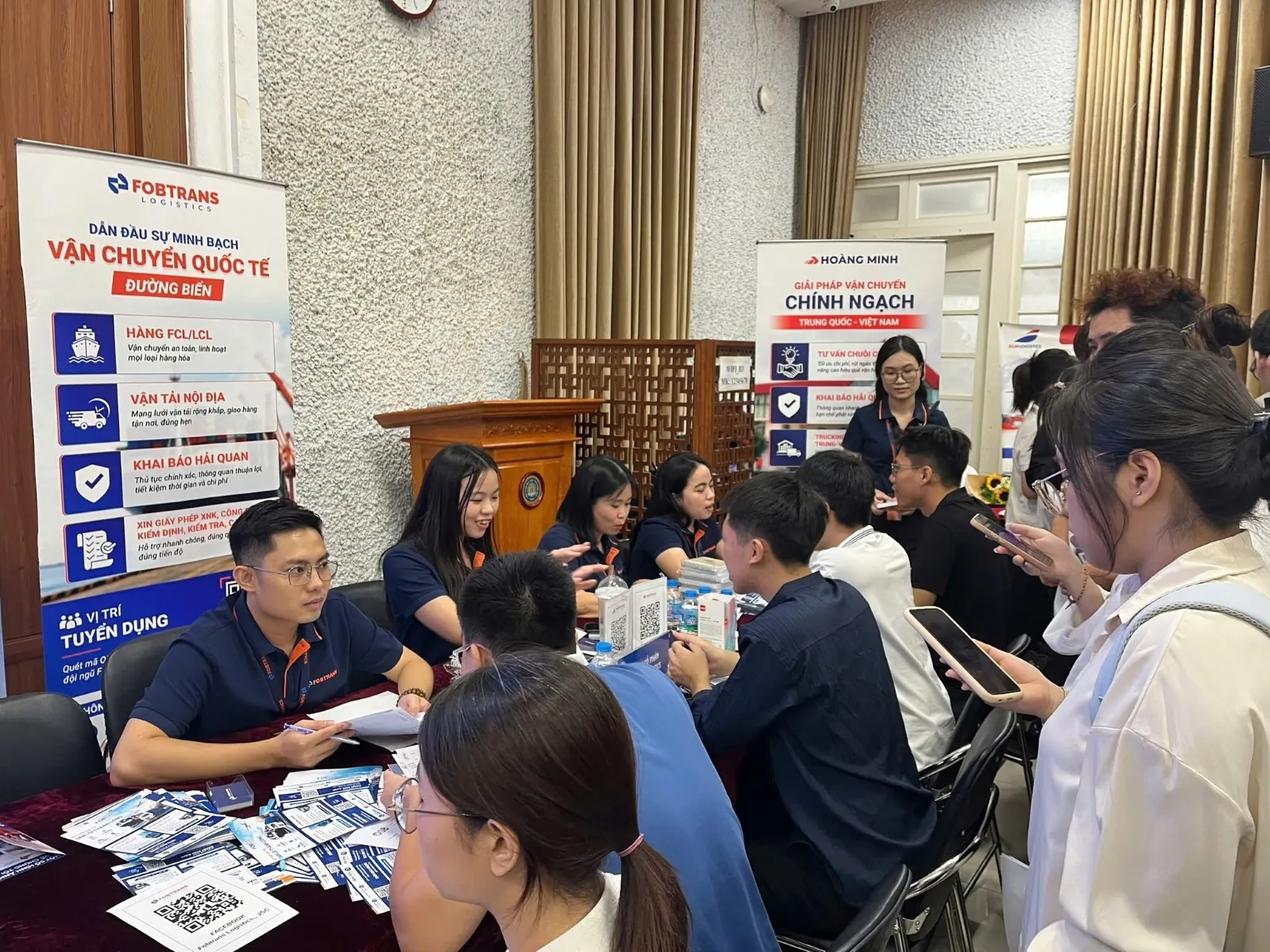 Các bạn trẻ tài năng của TMU trao đổi trực tiếp cùng đội ngũ tuyển dụng Hoàng Minh Logistics.